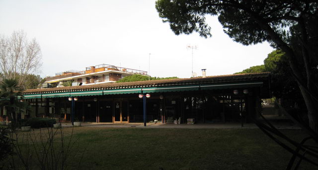 Imagen del edificio y de la terraza del restaurante EL TORRE&Oacute;N de Gav&agrave; Mar (25 de diciembre de 2007)